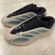 Yeezy 700 V3 白藍 2.0配色初代顏色相近