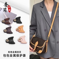 Postman's bag, checkerboard, lv method stick bag, anti wear buckle bag, ancient shoul邮差包棋盘格lv法棍包防磨损扣