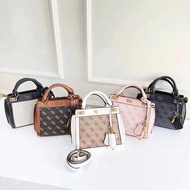 Guess New Style Female Bag Presbyopic Handle Stitching Lock Small Pendant Messenger Bag