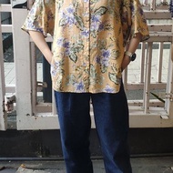 翻領襯衫，棉麻印花，短袖，無袖籠，側邊高開衩，弧形下襬。