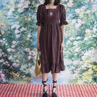 Colourtales Daisy Dress - Strawberry Field: Black | เดรสแขนพอง ผ้าคอตตอนลายสตรอว์เบอร์รี่ ปักดอกเดซี