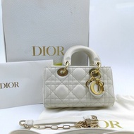 Dior Lady D-JOY 橫版戴妃 超迷你 淺金色飾面金屬Logo吊墜藤格紋 白色羊皮