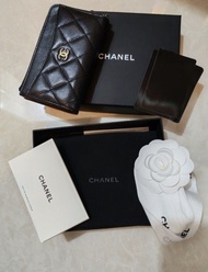 Chanel 黑色荔枝紋經典淡金色金扣拉鏈卡包