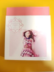 95％new 林欣彤 Love is Light 專輯 CD+DVD 2012 Mag Lam 第2張個人大碟 附 貼紙 歌書及海報 主打歌 向玻璃鞋說再見 上善若水（ 水知源主題曲） 追風箏的風箏 