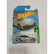 Hot Wheels® Porsche Panamera Turbo SE Hybrid Sport Turismo