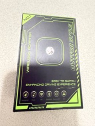 無線轉接器 USB 可將車輛的有線CarPlay 或 Android Auto 系統轉換為無線連接。  功能： 支援導航、音樂播放、WiFi 和藍牙連接。  特性： 具有「Button Style」設