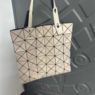 ISSEY MIYAKE 三宅一生 BAOBAO 經典6x6 亮面淡褐粉手提包✨