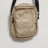 VANS CORDURA CROSSBODY BAG 側背 單肩 運動 休閒 隨身包 手機包 小廢包 小方包 大空間 內袋 分隔 格子 電繡 卡其色 VN0A3TXMPXK OTH-M TP0_2404 TP0_24 #24春古著