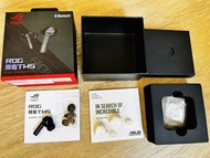 零件機 淨左耳 華碩 ASUS 的 ROG Cetra TrueWireless（降臨 TWS）真無線電競藍牙耳機。② 它的觸控區位於耳機頂部帶有 ROG 敗家之眼