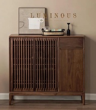 全實木中古Vintage日式和風胡桃木色大容量鞋櫃.
超薄設計,將門設計成通透的欄構栅,透氣性好,還可以隐藏內部的鞋.
櫃打開共有五層置鞋空間,每層的層板都可以調節高度.設計十分人性化.方便你擺放唔同