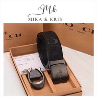 Mika &amp; Kris Boutique COACH 男款經典浮雕LOGO雙面用寬版皮帶-黑