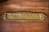 古董英國1900黃銅雕花盤/長盤/珠寶/鋼筆/沾水筆/手錶/收納/展示，尺寸外37x9，內27x4.5，售3480