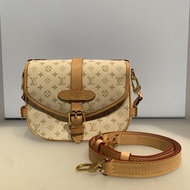 LV Louis Vuitton Saumur BB / M12327 / 米白 Monogram 提花 馬鞍袋