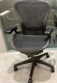 無損壞 Herman Miller ae123awb Aeron ergonomic office mesh Chair Size B  美國頂級人體工學椅 電腦椅 辦公椅 會議椅 升降功能 彈弓背 
