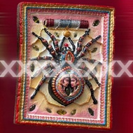 《 🇹🇭 泰國佛牌聖物 》 ** 重料限量特別版供奉型 ! 高 14 吋闊 11 吋 **  蝴蝶王古巴傑士納招財蜘蛛牌 { 符管 + 寶石 + 手攢符 } 紅色版 - 附牆飾掛鈎