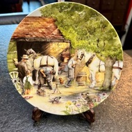 《藏品》皇家道爾頓 - 《鐵匠》蘇珊尼爾 栗子下的兩匹夏爾馬 收藏盤#5348R Royal Doulton - The Blacksmith By Susan Neale Two Shire Horses Under A Chestnut Collector Plate #5348R