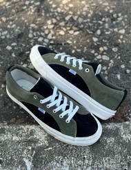 Vans วันนี้ทางร้านมีรองเท้ามือสองมาขายค่ะรุ่นนี้เป็นรุ่นขายดีค่ะรองเท้ามือสองไม่มีกล่องไม่มีใบรับประ