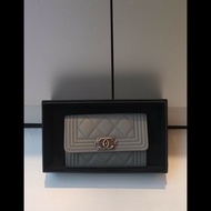 Chanel 灰皮Boy下蓋卡片零錢包