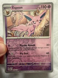 這是一張來自《寶可夢集換式卡牌遊戲》最新系列「Prismatic Evolutions」的太陽寶可夢「太陽精靈」（Espeon）卡牌。