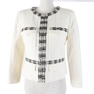 成色極佳的香奈兒 (CHANEL) 03P P21247 棉麻混紡斜紋軟呢外套，飾有 Coco 標誌和串珠，顏色，象牙白/黑色，38 碼，法國製造，女款