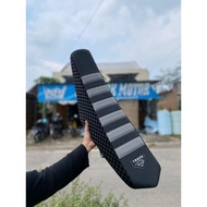 CRF 150l trail seat cover with 3d chess motif - CRF 150l carbon chess leather seat cover