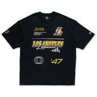 New Era เสื้อยืดแขนสั้นรุ่น Los Angeles Lakers Nba Racing Black Oversized Short Sleeve T-Shirt
