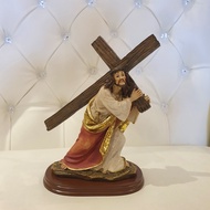 Nazareno / jesus Christ of Nazarene carring cross with base 20 cm by EAS (Christmas decoration and g