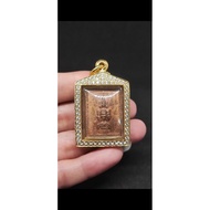 阿赞坤潘2530年第一期“邮票”泽度金佛牌 一旦海水不干枯，有吾必发——全泰第一泽度金师傅阿赞坤潘佛历2530年第一期“邮票”泽度金佛牌！诚心推荐