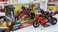 รถมอเตอร์ไซค์บังคับวิทยุ DUCATI 1199 ขนาด1/6รายละเอียดภายนอกสวยสมจริงใส่ถ่าน บังคับได้จริง ความเร็วได้ 15 ถึง 20 กิโลเมตร/ชั่วโมง