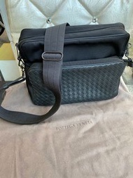 二手BV BOTTEGA VENETA 黑色編織小牛皮拚帆布三層拉鍊郵差包斜背包