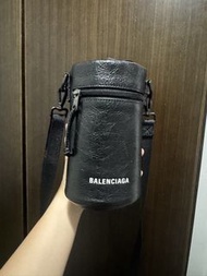 BALENCIAGA 巴黎世家小羊皮斜背水桶包/水壺袋.黑