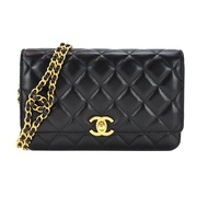 CHANEL 經典雙C菱格紋小羊皮LOGO鏈帶斜背包(黑色)/平行輸入