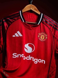 พร้อมส่ง ของเเท้ 100% เสื้อเเมนยูตัวใหม่ล่าสุด ADIDAS MANCHESTER UNITED 2025/2026 HOME REPLICA JERSE