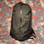 85% new arcteryx arro 22 rucksack OG arc’teryx backpack zippers 不死鳥背囊 防水拉鏈 背包 書包 始祖鳥 灰色x黑色