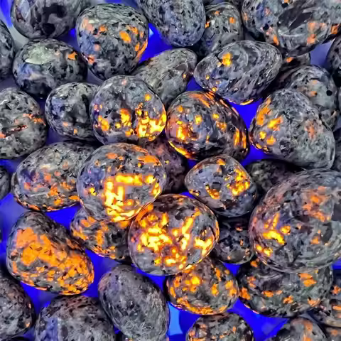 Natural Bright Yooperlites Flamestone UV Glowing Crystal Stone FireStone Fluorescent Sodalite Flame 