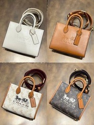 Coach Ace Tote 17，經典馬車老花圖案