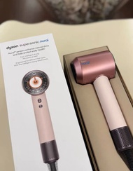 最新 戴森Dyson HD16 Sunset Rose 電動吹風機將強勁氣流與溫和呵護相結合，採用「流體力學美學」的收納設計，為每一次護髮體驗帶來全新感受