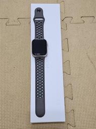 Apple Watch S8 (GPS) 45 公釐星光⾊鋁
⾦屬錶殼；橄欖灰⾊配⿊⾊ Nike 運動型錶