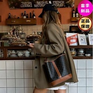 🎉新品好折扣✨Celine 191132 中款標誌印花牛皮凱旋門水桶包