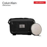 Calvin Klein กระเป๋าสะพายข้างผู้ชาย รุ่น HH3845 001 ทรง TAG FLP CAMERA BG22 - สีดำ