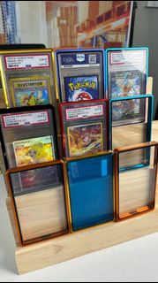 磁吸PSA/CGC/TCG/BGS卡保護套35PT/130PT-光澤漸變TPU材質，獨特斜向設計與隱藏式開口，背面防撞，UV防護，磁性滑塊支架，多色顯示，保持卡片顏色
