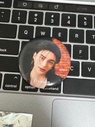 straykids hyunjin 襟章 聖誕快閃