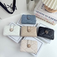 กระเป๋าสตางค์ใบกลาง/ใบสั้น  ราคา 689  บาท  #กระเป๋าสตางค์  #กระเป๋าสตางค์  #lyn