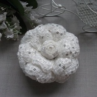 白色布藝山茶花胸針