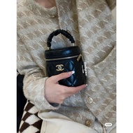 Chanel Chanel 22S Spring Summer New Fat Pier Handle Small Bucket Makeup Bucket 13 * 13 * 11CM