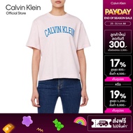 CALVIN KLEIN เสื้อยืดคอกลมแขนสั้นผู้หญิง Boxy Varsity Logo T-Shirt ทรง Boxy รุ่น 47B822G 2NT - สีชมพ