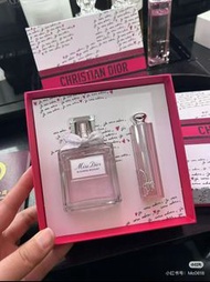 1300+好評❤️現貨‼️DIOR 迪奧 情人節限定套盒 💰$960｜香港專櫃  💝 一年發售一次・Dior 情人節限量版 🎀 包裝超級靚！ 📦 套裝內容： ✅ 花漾甜心淡香水 50ml ✅ 變色唇膏