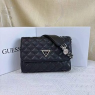 GUESS กระเป๋าสี่เหลี่ยมขนมเปียกปูนผู้หญิงสไตล์ใหม่เทรนด์แฟชั่นกระเป๋าสะพายข้างไหล่เดียวโซ่กระเป๋าสี่