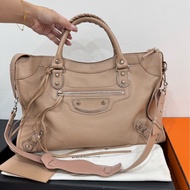 BALENCIAGA巴黎世家 奶茶色 裸色 metallic edge city金釦 山羊皮 機車包 手提包 肩背包 斜背包