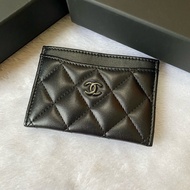 《Chanel 小羊皮卡夾 So black 》✨全新品